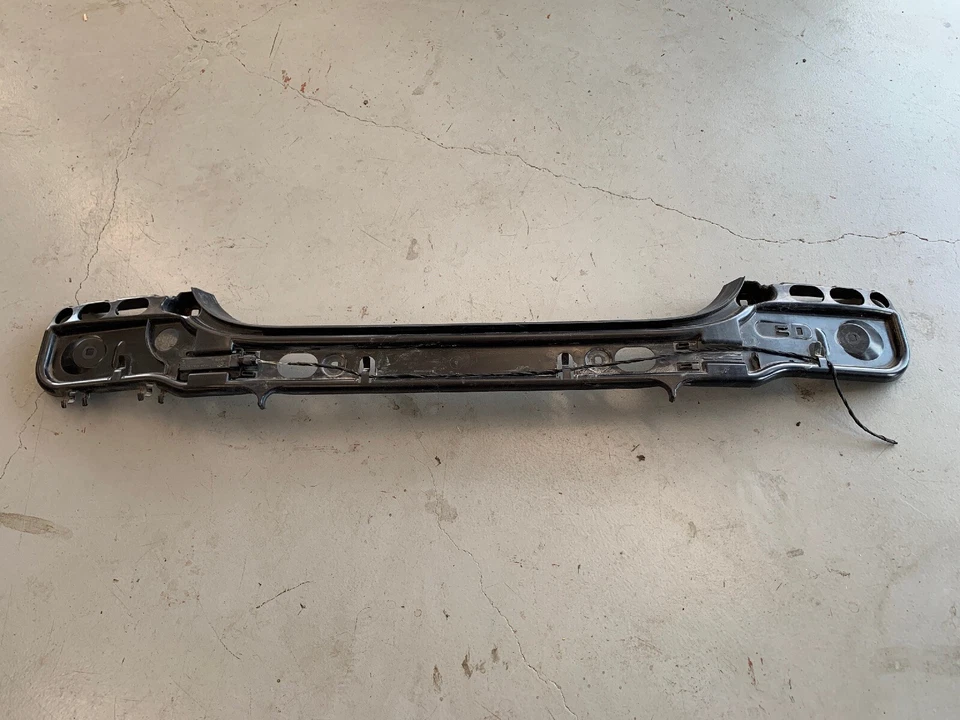 Soporte central de montaje de parachoques trasero OEM BMW 525i 525xi 530i 530xi 550i 2006-2007 Foto 3 de 4