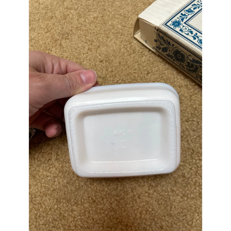 Saboneteira e caixa vintage Avon Delft azul floral vidro leitoso com sabão - Imagem 3 de 4