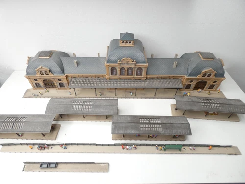 Bahnhof Badan Baden und Bahnsteige von  Vollmer in N