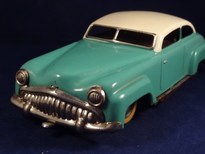 ANCIEN JOUET MÉCANIQUE en tôle à propulsion à ressort . Voiture de course... EUR 21,00 - FR