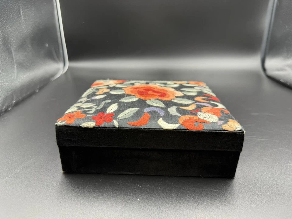 Joyero o baratija vintage de tela floral bordada Foto 3 de 4