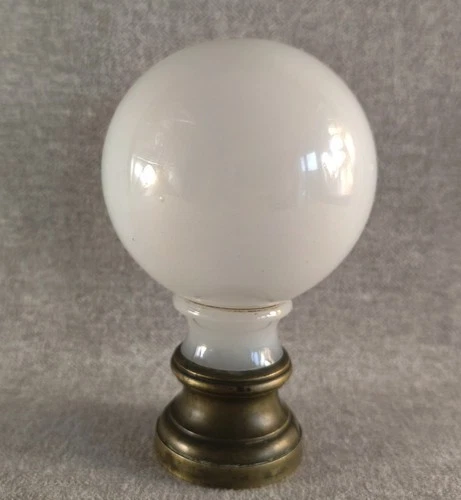 ORIGINALE ET ANCIENNE BOULE D ESCALIER EN OPALINE BLANCHE