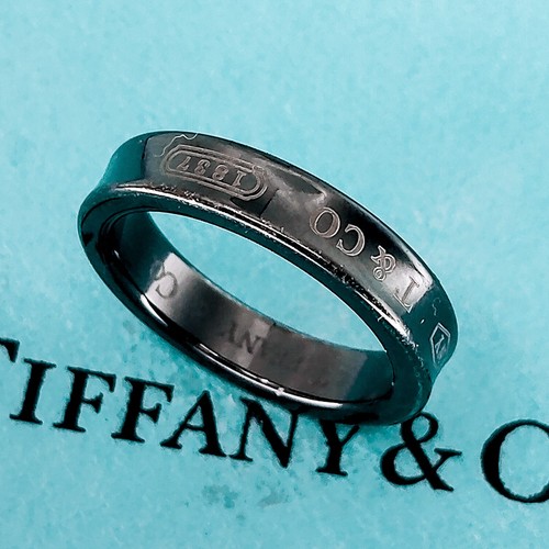 Anillo estrecho Tiffany & Co. 1837 tamaño EE. UU. 5,5 negro titanio - Imagen 16 de 24