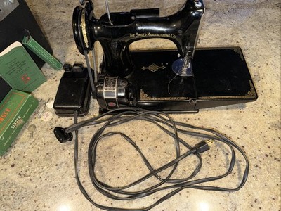ANTIQUE 1950 SINGER SEWING MACHINE FEATHERWEIGHT MODEL 221 - 1 SER# AJ654123