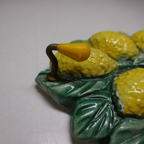 N24.240 Citron Menton France céramique accroche-torchon art déco fait main jaune - Imagen 6 de 18