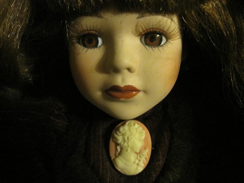 Duck House "Vella" Porcelain Heirloom Dolls LE D18-8908 Brown Velour Dress/Hair - Picture 7 of 10