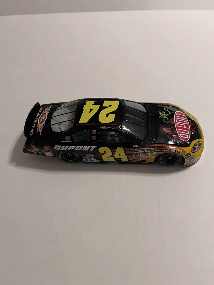 Jeff Gordon #24 2004 DuPont The Wizard of Oz 1:24 NASCAR Action - Image 2 of 4