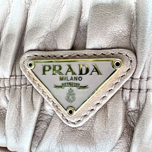 Pochette pochette vintage Prada Nappa Gaufre con ruche da polso! (WMP012168) - Foto 4 di 12