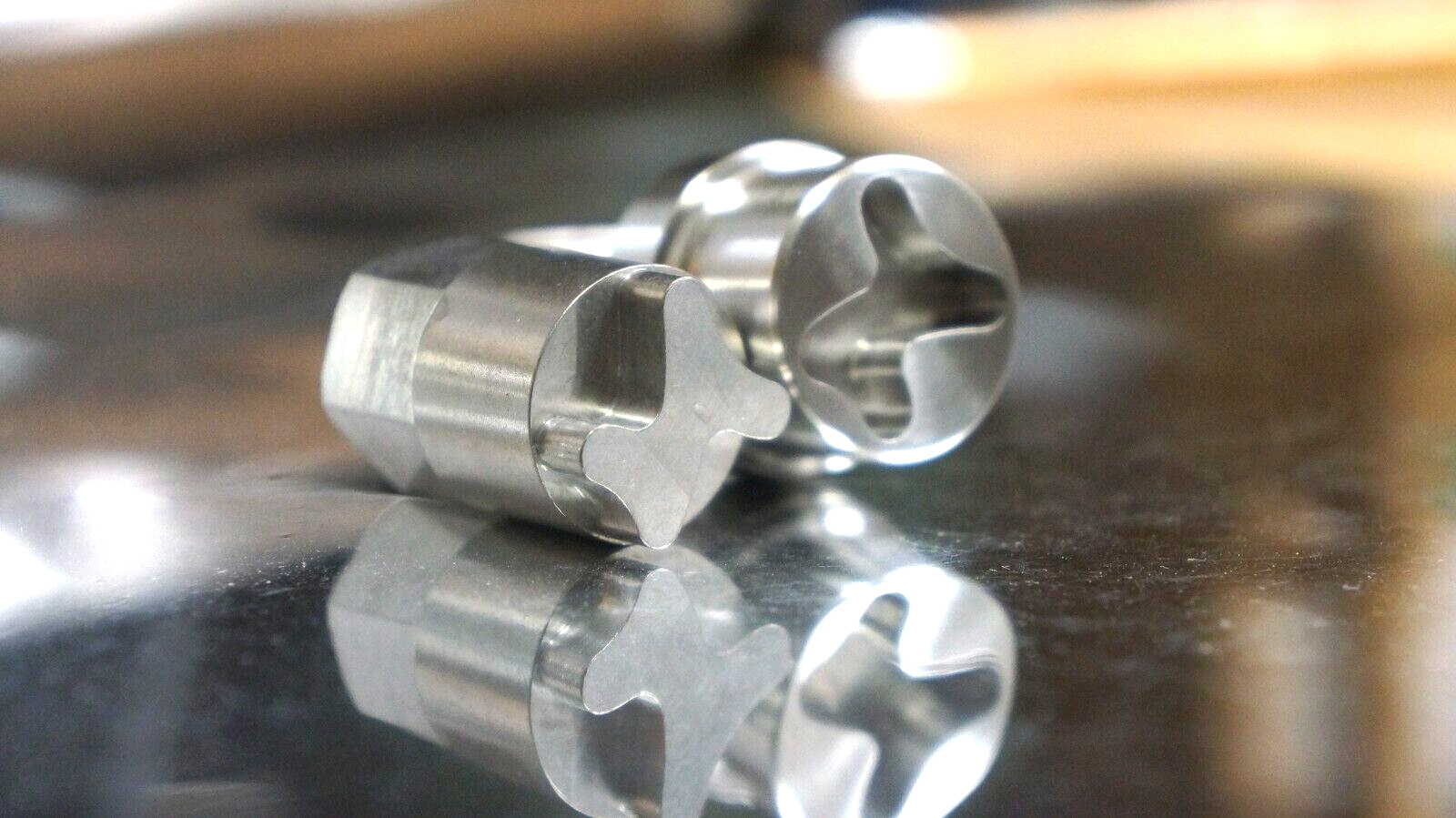 4x Locking 14x1.5 TITANIUM LUG BOLT Audi VW Bentley Mercedes Genesis