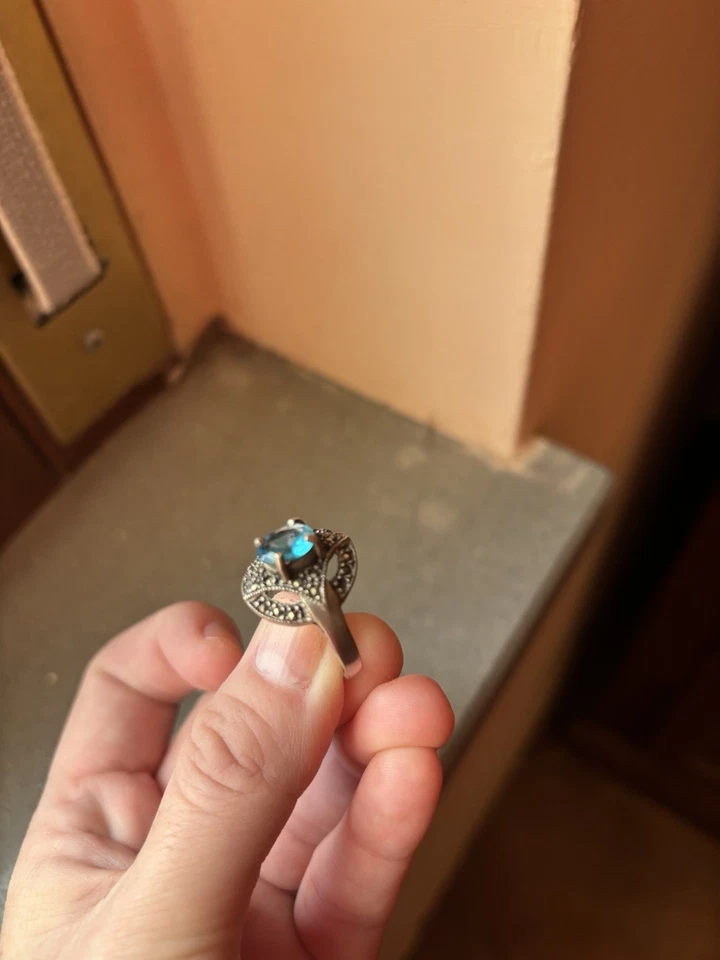 Anello in argento 925 brunito con topazio azzurro naturale - Immagine 2 di 2