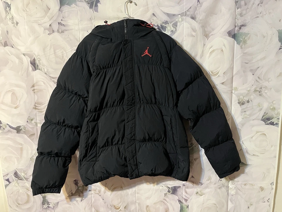 Chaqueta con capucha Nike Air Jordan Essential Puffer para hombre talla L negra/roja DQ7348 010 Foto 2 de 4