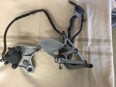 Honda CBR 600 F PC31 PC31B Original Bremse Brake hinten Bremssattel Fußraste   - Bild 1 von 3