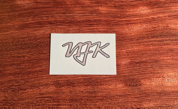 Calcomanía de cabezal hecha a medida.100% personalizada. Fuente estilo clásico. Tus nombres de marca Foto 3 de 4