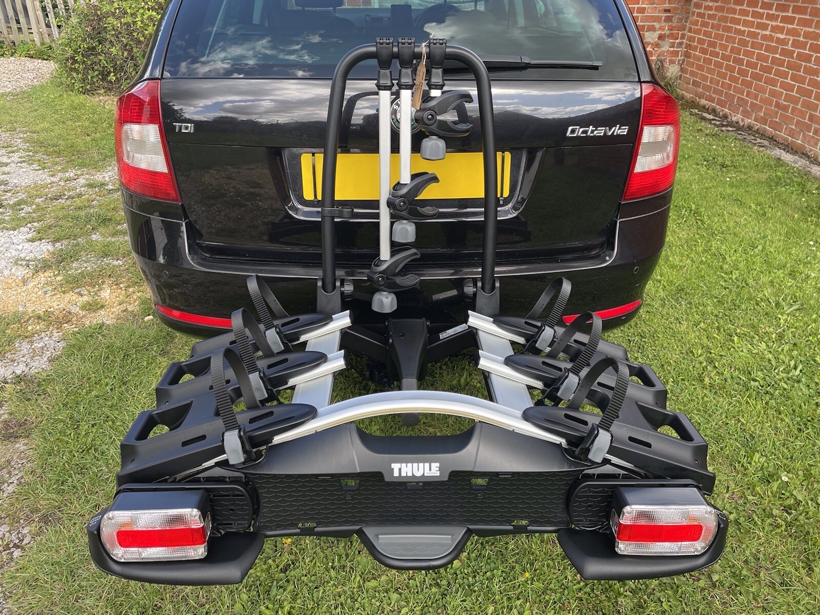 thule velocompact 927 towbar mounted cycle carrier