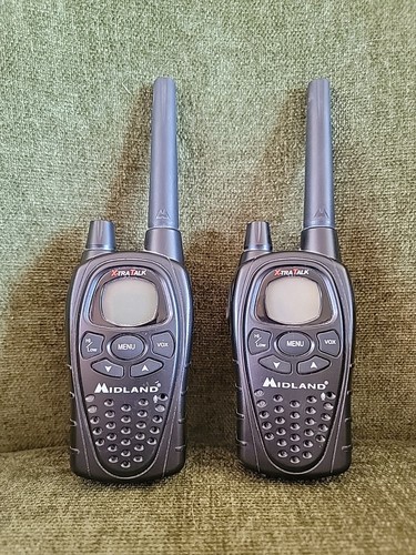 Policía de londres con radio walkietalkie | Vector Premium