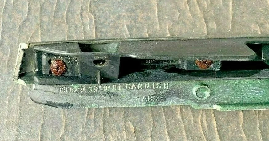 03 04 Isuzu Axiom 2002 maletero licencia moldura cromo fabricante de equipos originales # 897234 3820-01 Foto 4 de 4