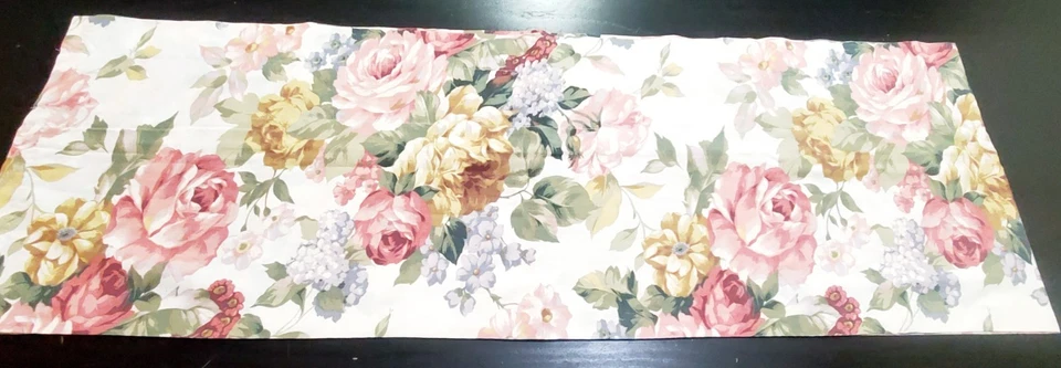 Valencia Ventana Años 90 - Rosas Grandes sobre Marfil - Rosa/Sabio/Dorado - 84" An x 14,5 L Foto 2 de 4