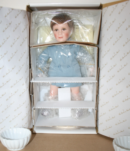 Muñeca de porcelana Danbury Mint John-John JFK Jr A Farewell Salute NUEVA sin abrir - Imagen 3 de 8