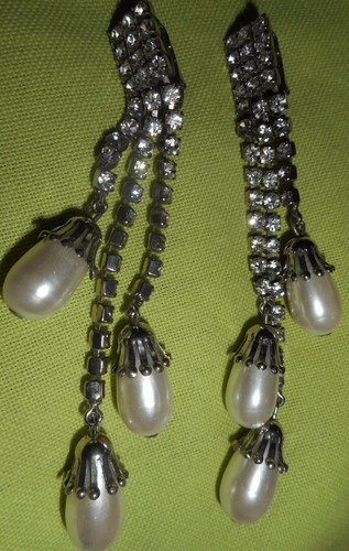 LUPITA HAPACHICO Vintage 1960s Big Clip Earrings White Pearls Rhinestones - Picture 2 of 5