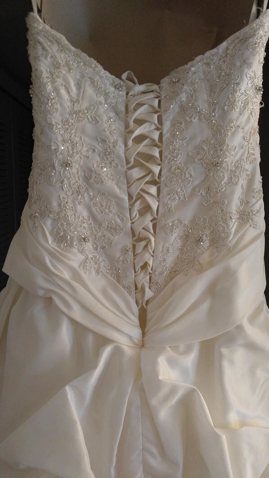 Vestido de novia talla 8. Único en su clase de Alec Milano. Usado una vez y limpio en seco. Foto 3 de 4