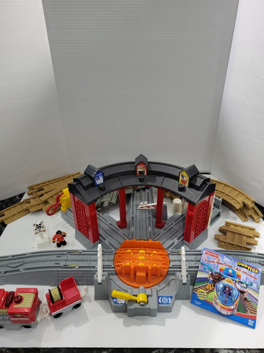 Fisher Price Geo Trax Round House-Gas Pump-Car Wash Plus Tracks 
