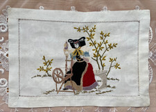 Sehr altes Deckchen Mädchen am Spinnrad bestickt Handarbeit  ca. 34x24 cm