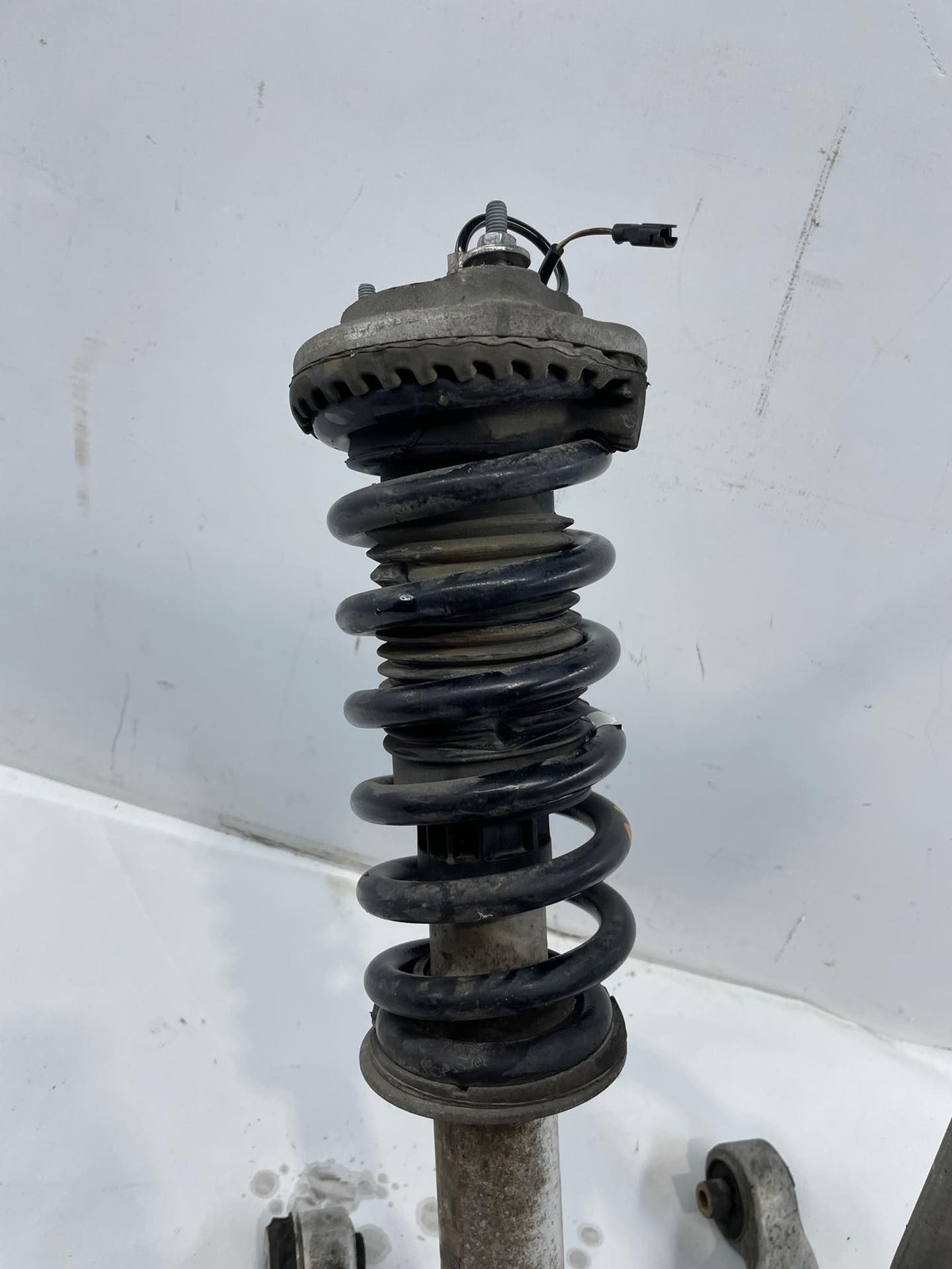 2014 Maserati Quattroporte S RH Passenger Front Knee Assenbly Electric Strut OEM