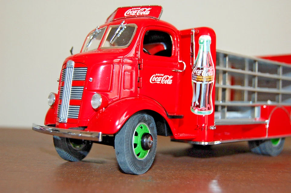 1938 Red Coca-Cola Delivery Truck Danbury Mint 1/24 Scale Diecast - In Box - Image 3 of 4