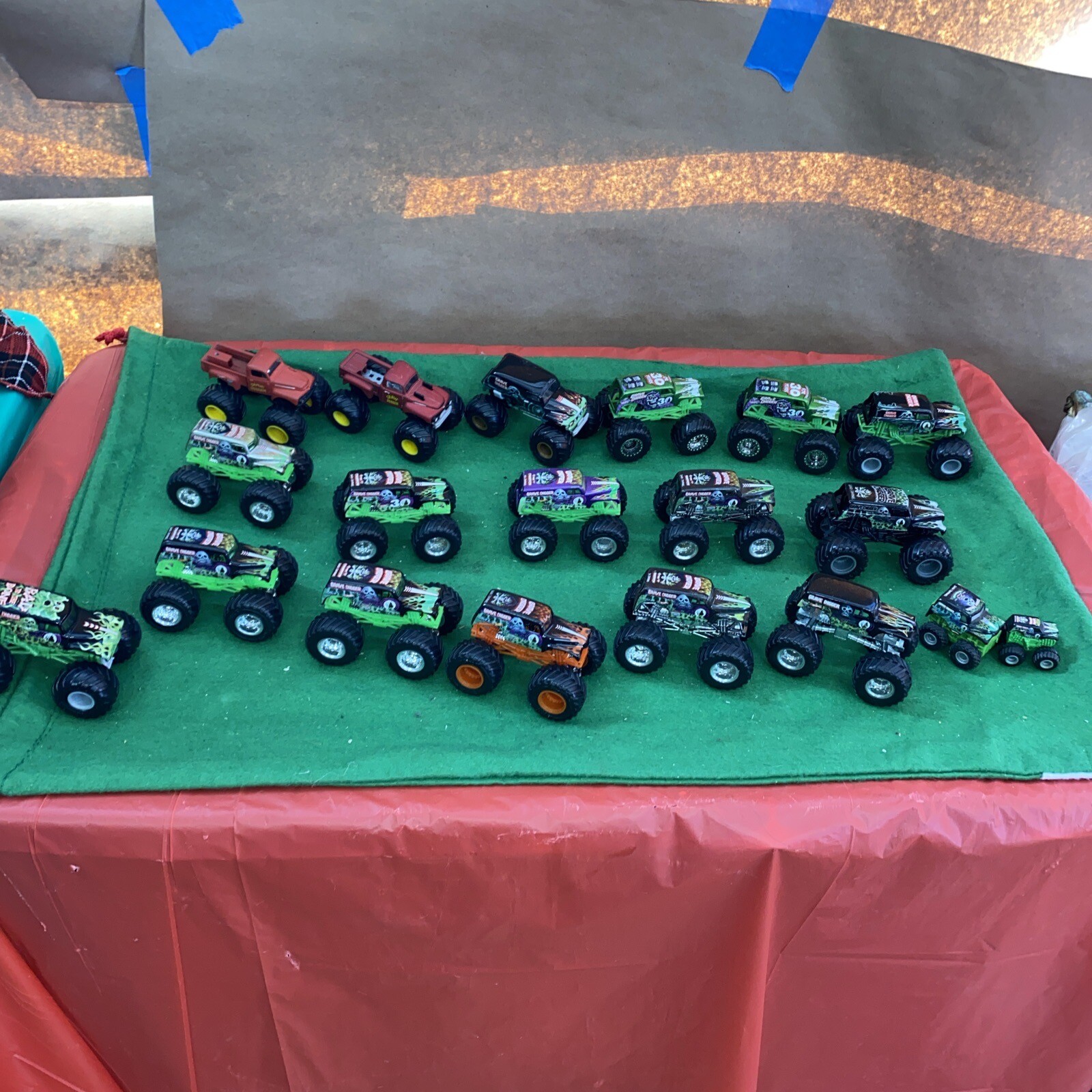 HOT WHEELS MONSTER JAM TRUCK Grave Digger 164 SCALE Lot Of 17