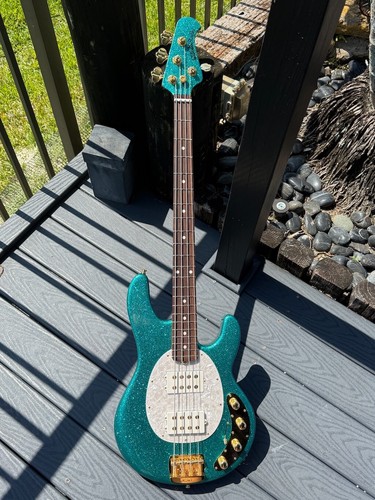 2022 Music Man Stingray Special HH basso oltraggioso turchese scintillante con oro!! - Foto 2 di 15