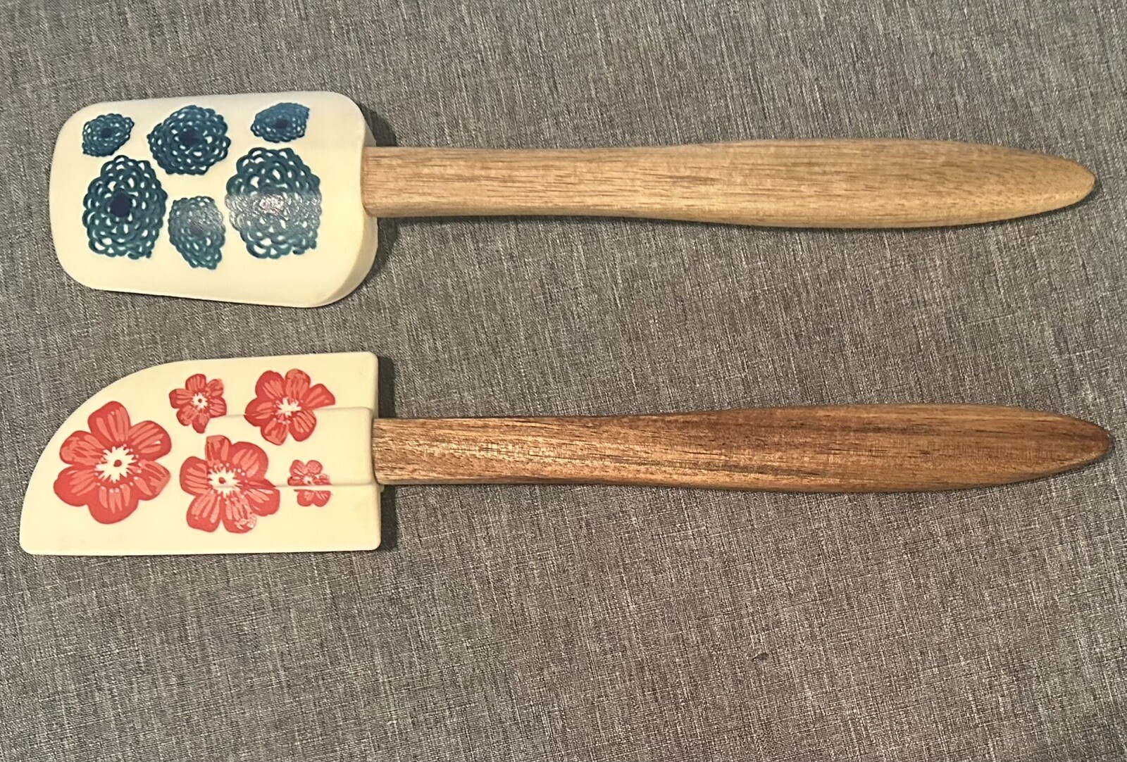 New Pioneer Woman 2 Piece Silicone Utensils W/ Engraved Wood Handles Set