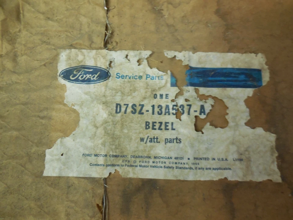 Nuevo de Lote Antiguo 1977 1978 Ford Thunderbird Lámpara Trasera Bisel D7SZ-13A357-A Foto 3 de 3