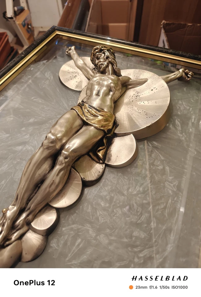 crocifisso argento scultura d'autore "La brumel" in argento e oro - Immagine 2 di 4