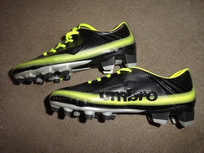 UMBRO SIZE 3 KIDS SOCCER SHOES (NEW)