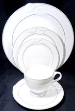 JEUNESSE Chloe Shape by Hutschenreuther 5 Piece Place Setting NEW made Germany