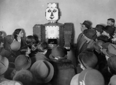 Visitors to Selfridge s store London admiring electric robot which- Old Photo