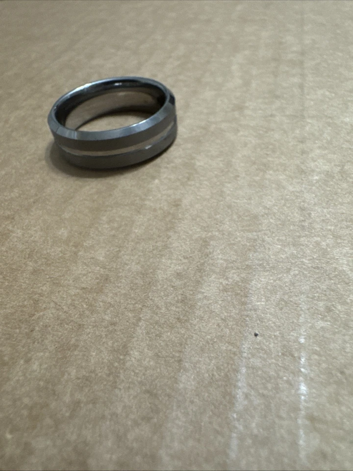 Anillo de tungsteno con acabado metálico para pistola para hombre talla 12 Foto 4 de 4