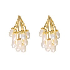 Fashionable Asymmetrical Pearl Drop Earrings with Sophisticated Design