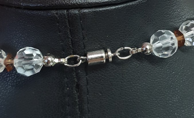 Collier Vintage Perles Plastique Blanc Et Transparent Avec Pendentif Oiseau - Longueur 14 Pouces (~35.5 Cm) - Fabriqué En Allemagne