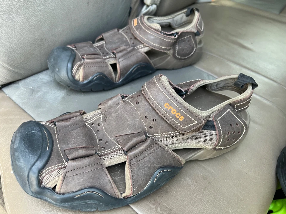 Sandalias de pescador Crocs Swiftwater para hombre talla 13 de cuero marrón al aire libre 204562 Foto 2 de 4