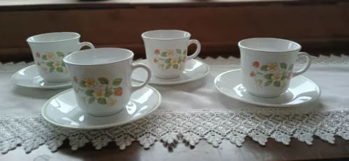 Corelle Strawberry Sundae Cups & Saucers Set (4)- Good Condition