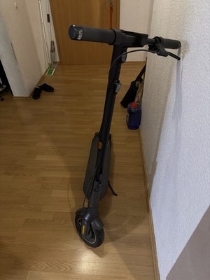 Ninebot by Segway Max G2 E Elektro-Scooter Schwarz (Orange Details). Gebraucht