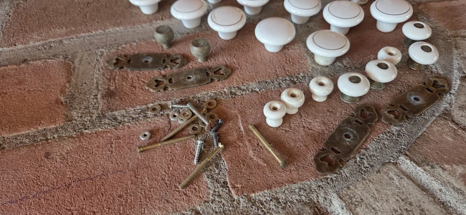 Лот из 16 винтажных белых фарфоровых круглых ручек для выдвижных ящиков комодов шкаф тянет керамику + - Изображение 4 из 4