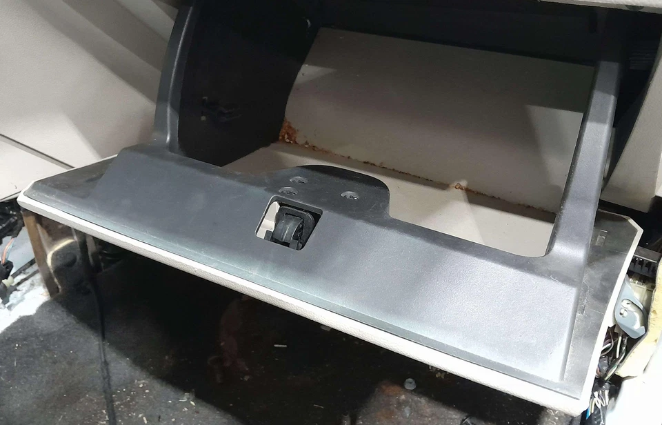 Ford Fiesta 2011-2013 guantera compartimento gris piedra OEM AE8Z5406010AG Foto 2 de 2