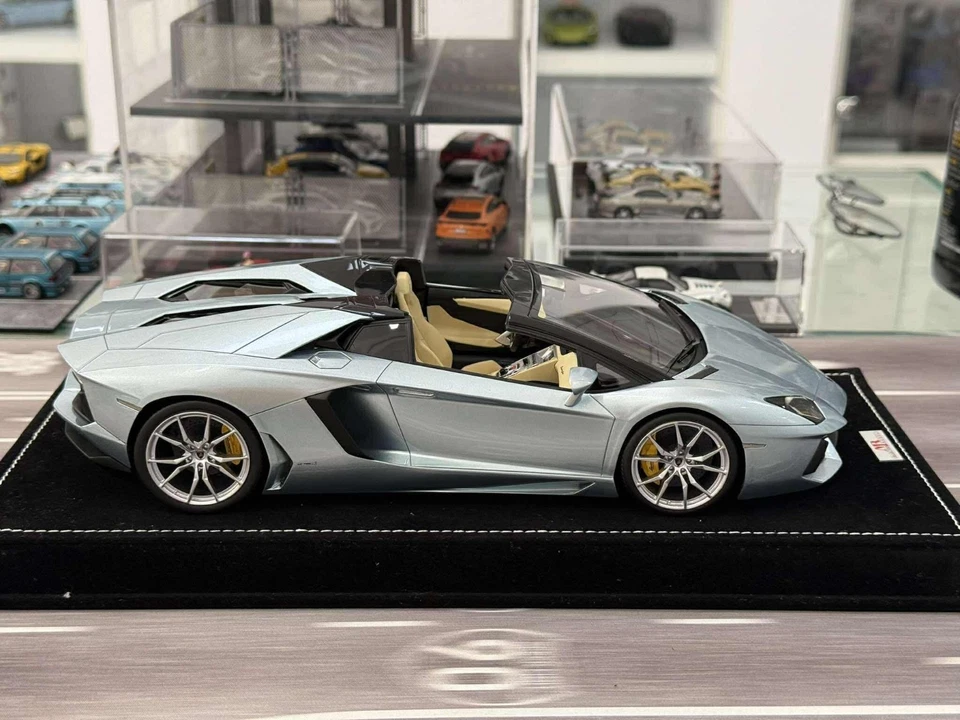 Lamborghini Aventador Roadster LP700-4 (Ice Blue) [MR Collection] 1/18 scale - Image 2 of 3