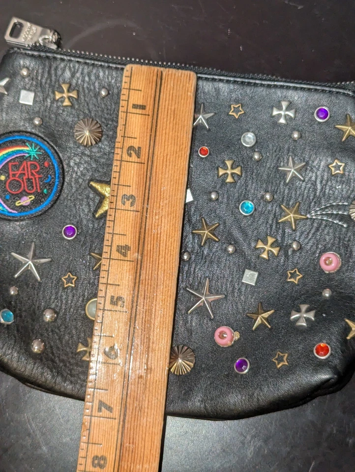 Steve Madden Far Out Space Muñequera Tachonada Mini Bolso Bordado Parche Estrás Foto 4 de 4