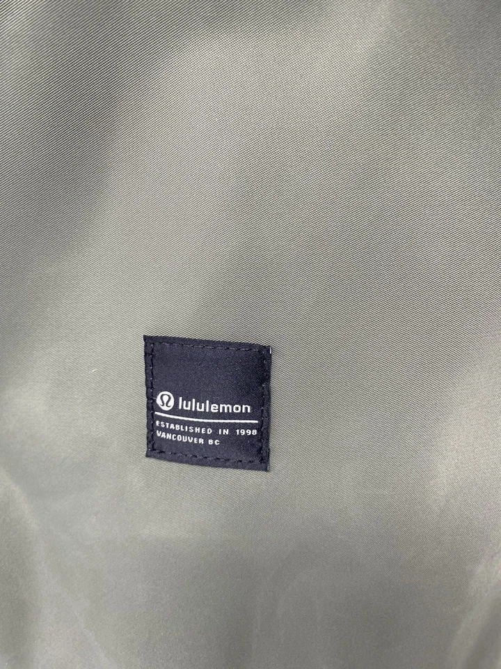 LULULEMON ALL DAY ESSENTIALS GRIS SALVIA NARANJA FRAPPE REPELENTE AL AGUA 26L Foto 2 de 4