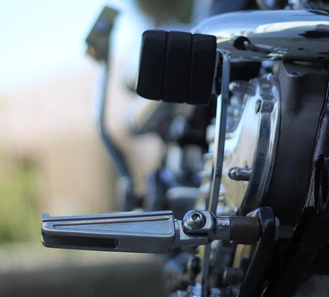 BILTWELL - KIT DE REPOSE-PIEDS SANDERSON - MONTAGE MÂLE - POLI - HARLEY-DAVIDSON Foto 3 de 3