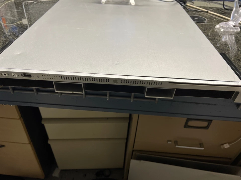 Servidor Apple A1196 Xserve finales de 2006 1U 2x 2 GHz doble núcleo Xeon 32 GB de RAM, sin HD Foto 3 de 4