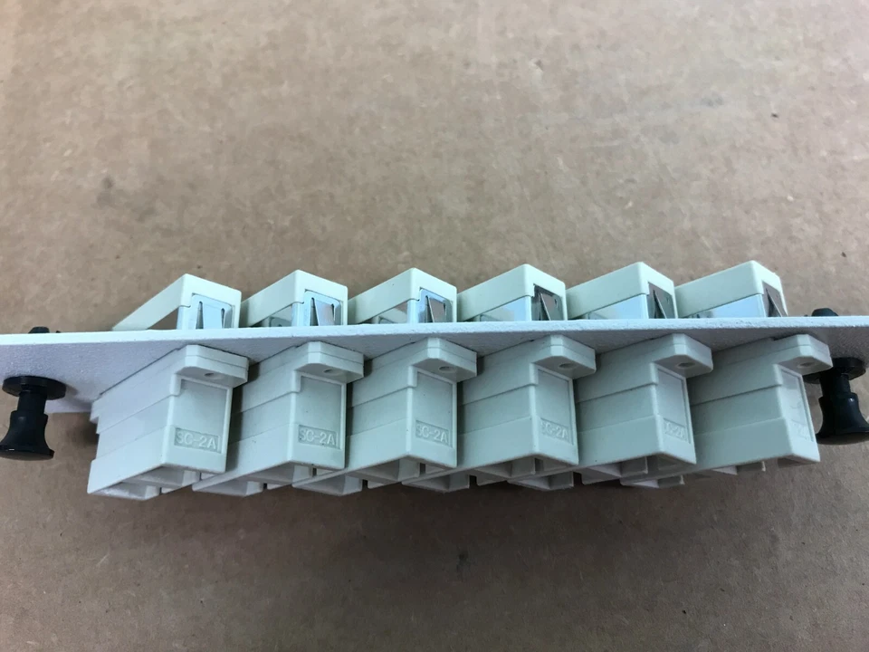 Montaje en panel de conexión en rack de placa de fibra óptica 3M 12 puertos SC-2A  Foto 4 de 4